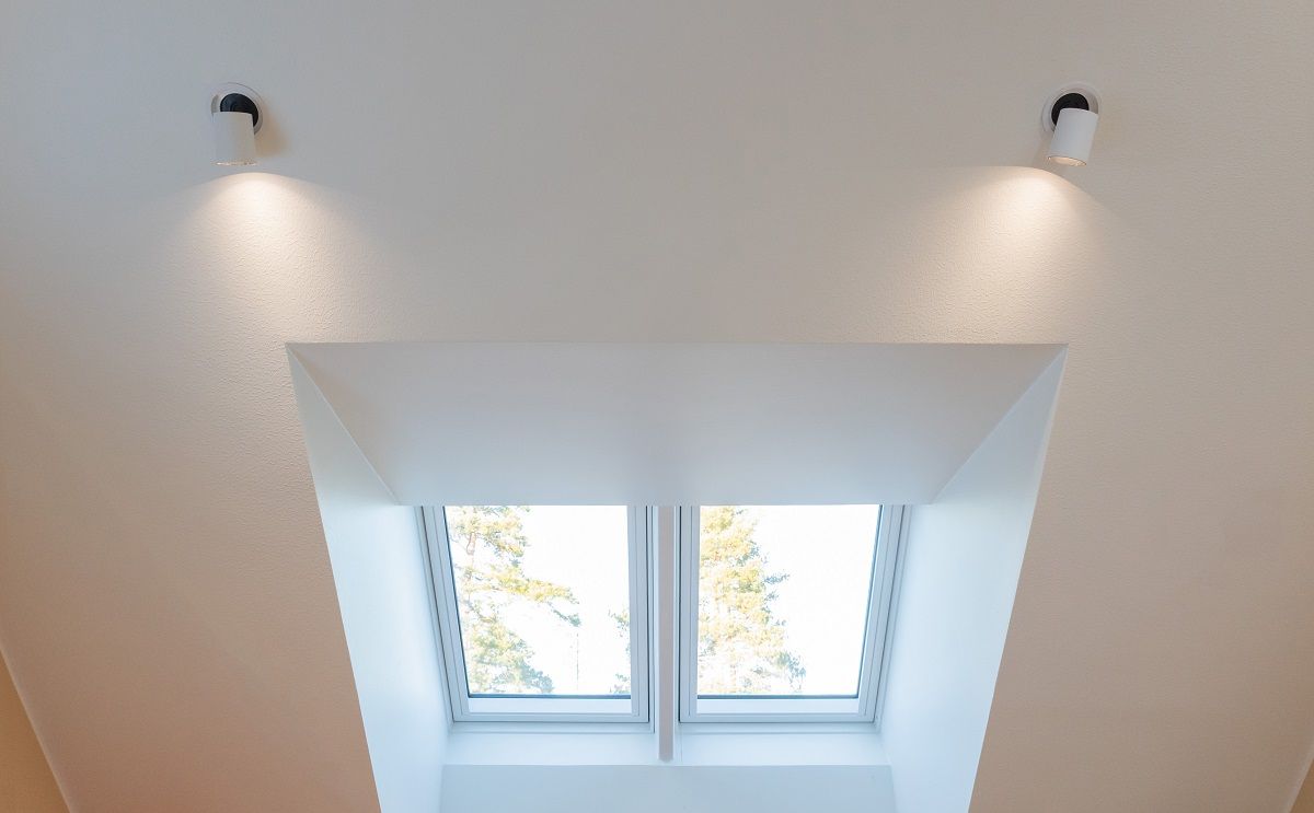 KOLO spots in the office can be adjusted to the desired colour temperature and dimmed continuously. The spots are positioned on both sides of the window.